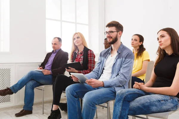 Grup seminerde, kopya alanı oturan insan