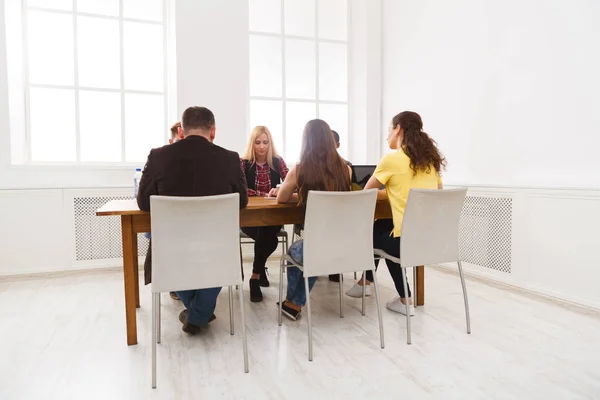 Groupe de gens d'affaires assis au bureau — Photo