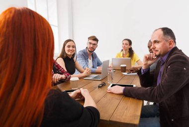 İş görüşmesi. Genç takım modern ofis