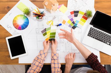 Pantone renk örneği ile iç tasarımcılar ekip çalışması