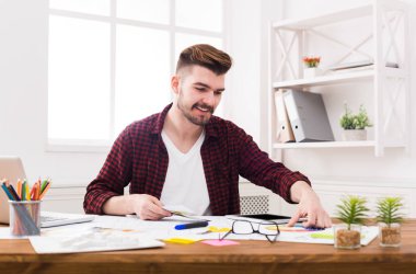 genç işadamı belgeleriyle çalışma