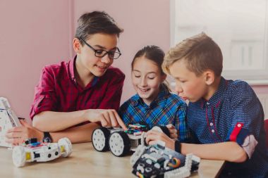 Eğitim kaynaklanıyor. Çocuklar okulda robotlar oluşturma