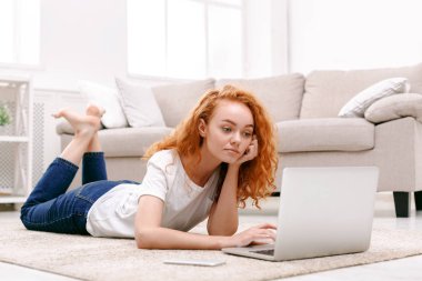 Dizüstü bilgisayar kullanan düşünceli öğrenci kız