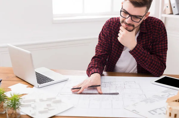 mimar ofis planı üzerinde çalışıyor