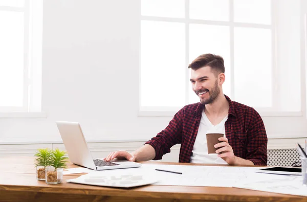 Jungunternehmer arbeitet mit Laptop — Stockfoto