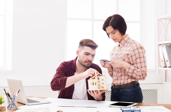 Arquitectos creando modelo de casa en la oficina — Foto de Stock