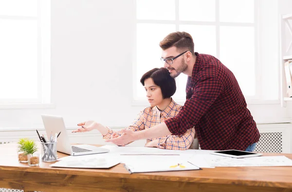 Genç tasarımcılar modern ofiste çalışan birkaç