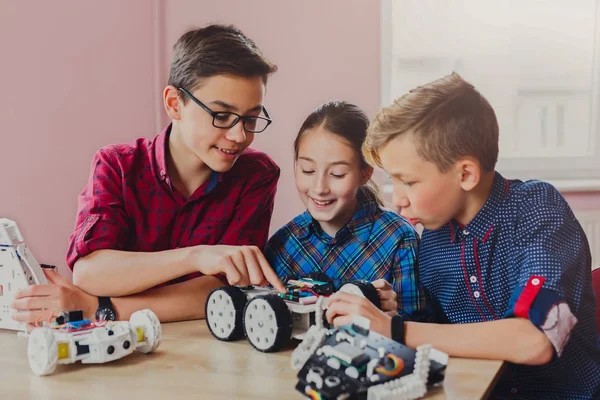 Stem education. Kids creating robots at school — Stock Photo, Image