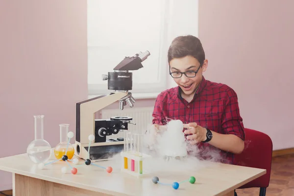 Pojken gör experiment med kväve i laboratorium — Stockfoto