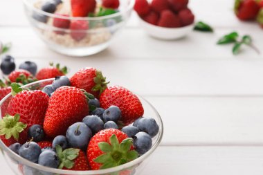 Karışık meyveli cam kase closeup, seçici odak