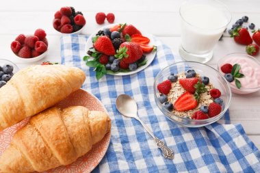 Continental Kahvaltı croissants ve kareli kumaş üzerine çilek ile