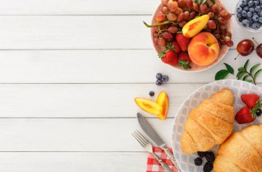 Continental Kahvaltı croissants ve beyaz tahta üzerinde çilek ile