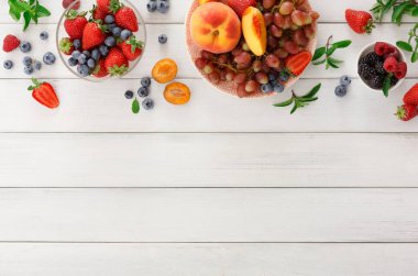 Zengin bir beyaz tahta masada Kahvaltı