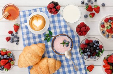 Continental Kahvaltı croissants ve kareli kumaş üzerine çilek ile