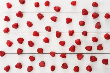 Ahududu Beyaz ahşap masa üstü üzerinde göster