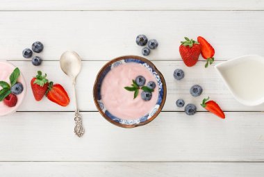 Zengin bir beyaz tahta masada Kahvaltı