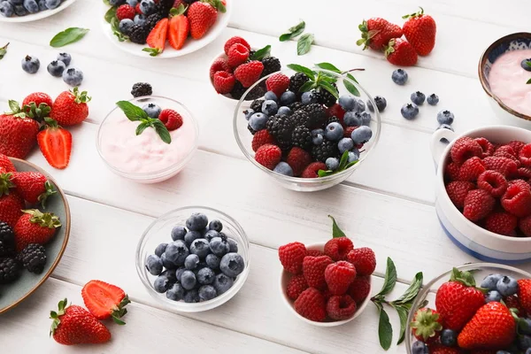 Hälsosam frukost med bär och yoghurt på vitt trä bord — Stockfoto