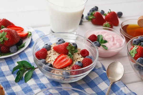 Zengin bir beyaz tahta masada Kahvaltı