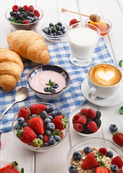 Desayuno continental con cruasanes y bayas sobre tela a cuadros —  Fotos de Stock