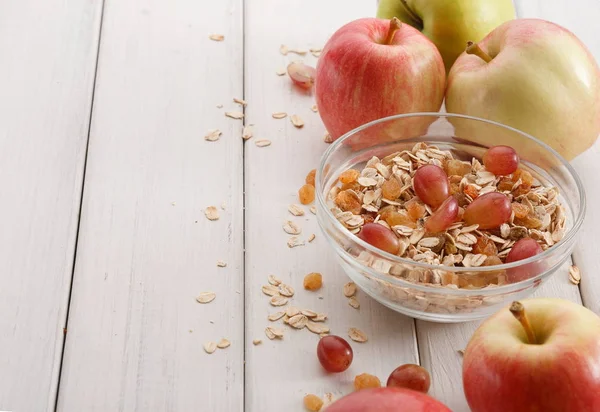 Refeições matinais saudáveis com muesli e maçãs — Fotografia de Stock