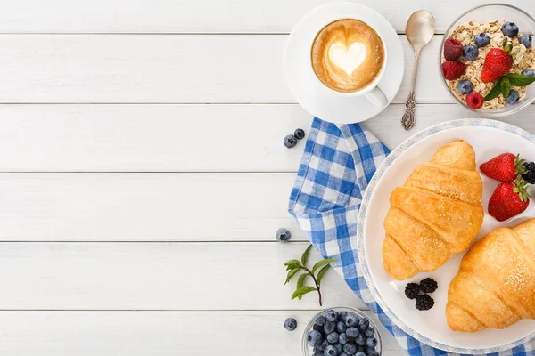 Pequeno-almoço continental com croissants e bagas em madeira branca — Fotografia de Stock