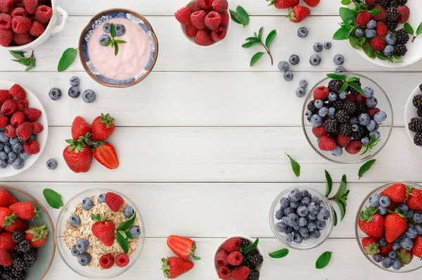 Sağlıklı bir kahvaltı meyve ve yoğurt Beyaz ahşap tablo