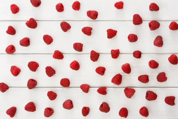 Ahududu Beyaz ahşap masa üstü üzerinde göster