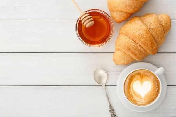 Завтрак с кофе и круассанами на белом деревенском столе — стоковое фото