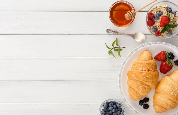 Continental Kahvaltı croissants ve beyaz tahta üzerinde çilek ile