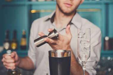 Barmen şurubu cam ölçme içine dökme