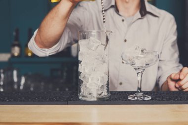 Barmen kokteyl closeup için buz yapma