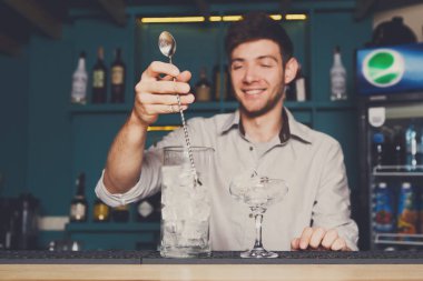 Barmen kokteyl closeup için buz yapma