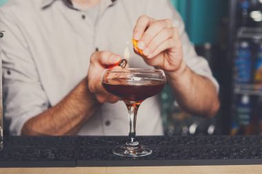 Genç barmen yapım yanan kokteyl