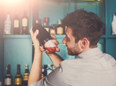 Barmen alkollü kokteyl shaker karışımı