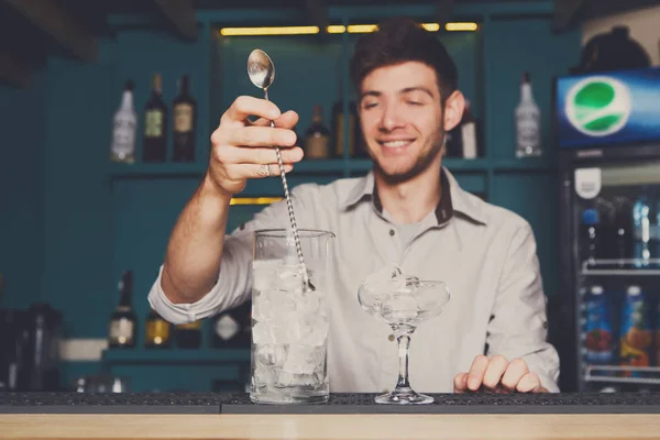 Barman maken van ijs voor cocktail closeup — Stockfoto