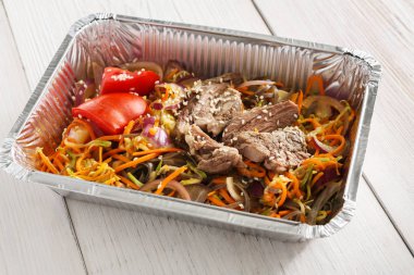 Sağlıklı gıda götürün folyo kutusu tatlı, salata etli haşlanmış içinde