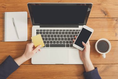 Kahve Dükkanı, yakın çekim, üstten görünüm içinde laptop kullanan kadın