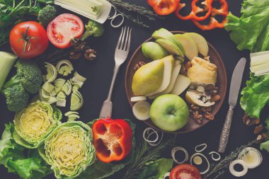 Siyah arka plan üzerine sağlıklı yemek yeme