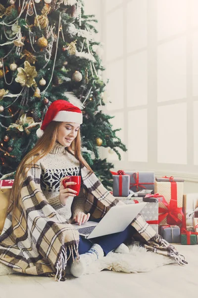 Giovane donna online sul computer portatile a Natale interno — Foto Stock
