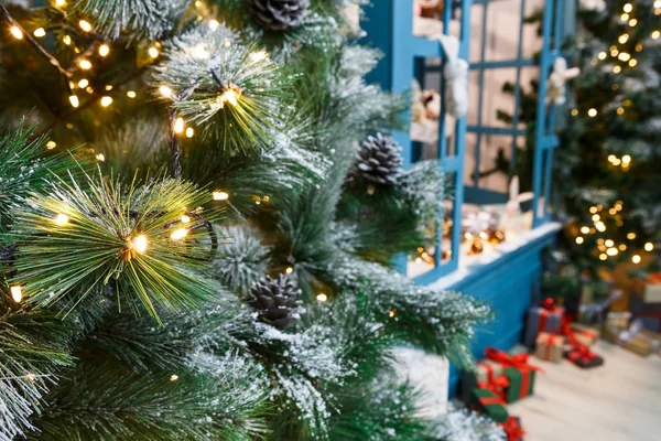 Árvores de Natal decoradas em fundo guirlanda brilhante — Fotografia de Stock