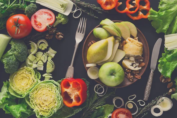 Siyah arka plan üzerine sağlıklı yemek yeme