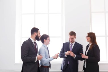 Toplantı iş adamları, tartışma, anlaşma, sözleşme. Ekip çalışması kavramı. Büro hayatı.