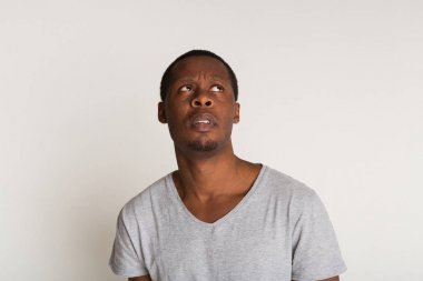Yüz ifadesi, duygular, siyah adam bakarken konsantre