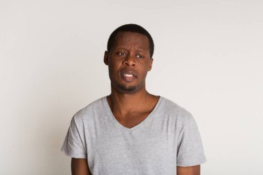 Yüz ifadesi, duygular, siyah adam yan bakan konsantre