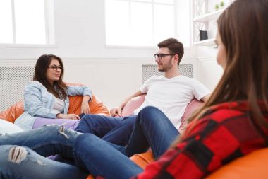 Yaratıcı iş takım start-up için fikir paylaşımı