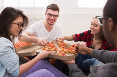 Evde pizza paylaşımı öğrenci parti
