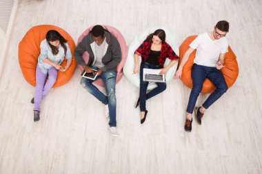 Arkadaşlar kapalı sıraya oturan araçları kullanma