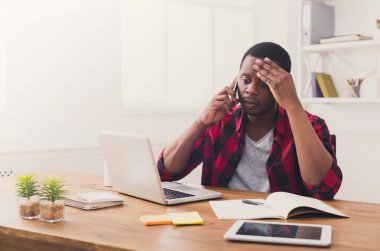 Genç işadamı çağrı cep telefonu modern beyaz ofis siyah
