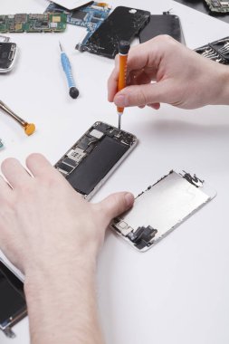 Tamirci sökülmesi telefonla tornavida