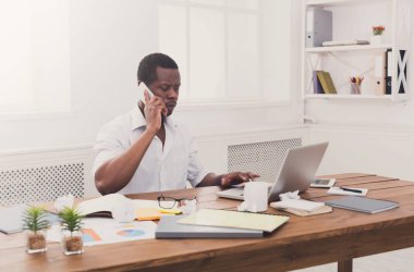 Genç işadamı çağrı cep telefonu modern beyaz ofis siyah